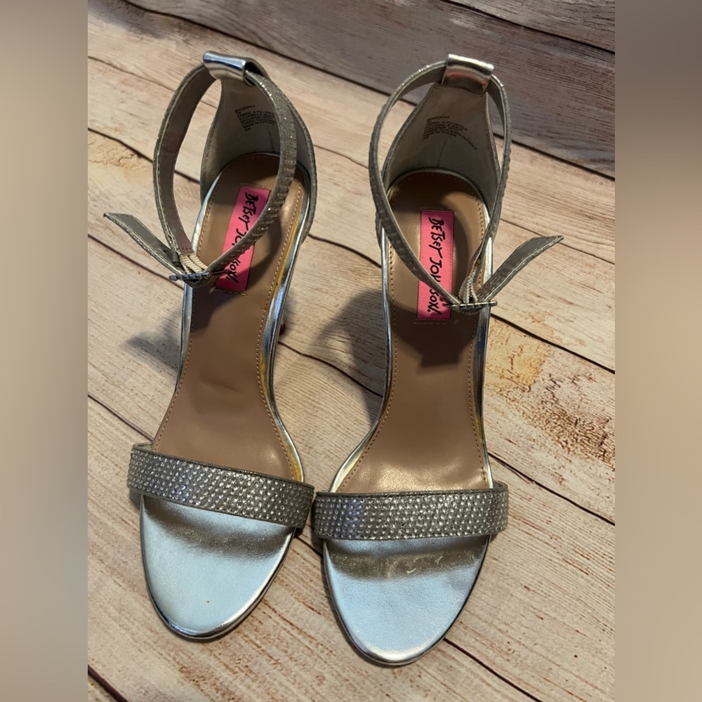 Betsey Johnson Broadway Silver Satin Crystal Ankle Strap 4" Heel Pumps Size 7